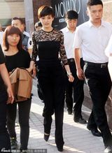 组图：孙俪现身沈阳引骚动 现场发飙挥手斥保安