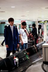 组图：张翰下岗李菲儿当导游 郑佩佩爱女探班