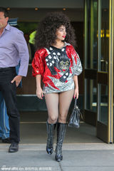 组图：Lady Gaga粗眉爆炸头大玩美式复古风