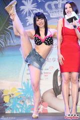 组图：萌妹上原亚衣大胆脱上衣 劈腿趴地撅臀停不下来