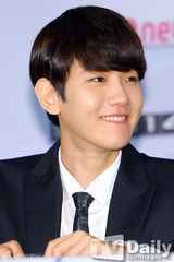 组图：韩团EXO出席记者会 帅气正装魅力足