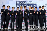 组图：韩团EXO出席记者会 帅气正装魅力足