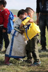 组图：爸爸2张亮黄磊拼厨艺 萌娃草原比摔跤