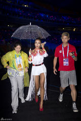 组图：吉克隽逸献唱青奥会闭幕式 表达爱与感激