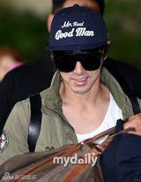 组图：东方神起孔侑等现身 胡茬微露不拘小节