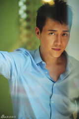 组图：汤唯白裙优雅文艺 与冯绍峰娇羞合影