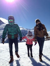 组图：陆毅一家畅游新西兰 雪山半裸搂抱秀恩爱