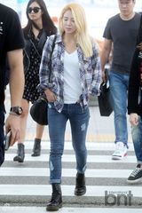 组图： 少女时代Jessica称被退队 八成员出国表情僵