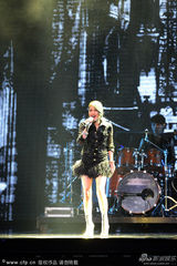 组图：A-Lin唱江蕙经典串烧 妆容妖艳美腿全露