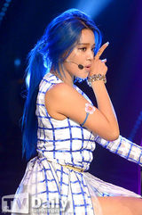 组图：女团f(x)夺冠 宋茜捧奖杯激动蹦跳