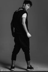 组图：袁成杰黑白运动写真 释放荷尔蒙魅力