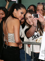 组图：赛琳娜露脐装亮相首映 妆容狂野显剽悍