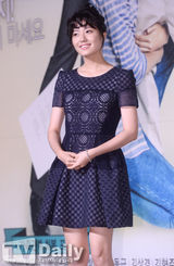 组图：金贤珠出席发布 透视白裙纯美性感