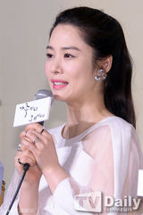 组图：金贤珠出席发布 透视白裙纯美性感