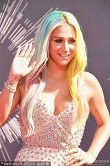 组图：钱妞水钻深V礼服裙性感 七彩美发吸睛