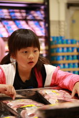 组图：爸爸2萌娃客显主人风 超市作战小鬼当家