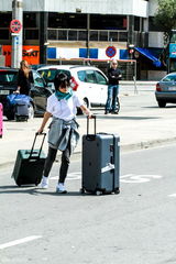 组图：轮值导游许晴逆袭 帮弟妹买早餐托行李