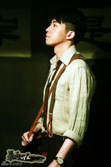 组图：俞灏明《暴雨将至》贵族秒变囚徒炼演技