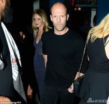 组图：杰森-斯坦森搂女友罗西深夜外出秀恩爱