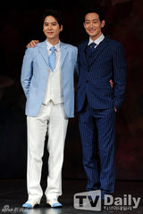 组图：《雨中曲》圭贤湿身放歌Sunny娇美可爱