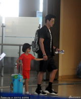 组图：陆毅带女儿现身机场 贝儿蹲地自己整行李