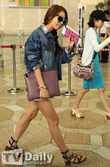 组图：韩团Kara赴日宣传 四成员齐露腿