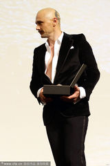 组图：弗兰科获表彰 光头亮相敞衣露稀疏胸毛