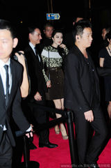 组图：范冰冰与老外同行粉丝围堵 保镖贴身护航