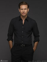 组图：《吸血鬼》曝写真 妮娜深V礼服露腰线