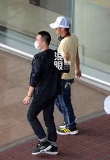 独家：谢霆锋黑超遮面现身 低头不语快闪离开