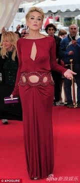 组图：56岁莎朗-斯通红裙美艳 胸门大开秀性感