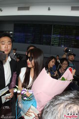 组图：河智苑旋风抵台 粉丝热情接机直呼爱你