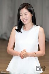 组图：李孝利出席发布会 低胸短裙性感十足