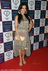 组图：宝莱坞女星双重人生 边当明星边做公务员