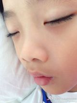 组图：“坑娃神爹”吴镇宇恶搞费曼赖床照