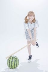 组图：卡莉怪妞双马尾 套泳圈砸西瓜萌度爆表