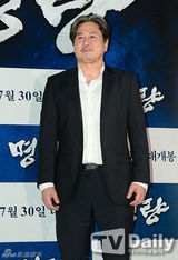 组图：李贞贤出席试映会 白裙显清新纯美