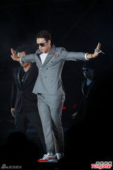 组图：成龙演唱会群星助阵 Super Junior-M任嘉宾