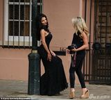 组图：曼城女神海伦黑裙拍大片 俯身挤奶秀深沟