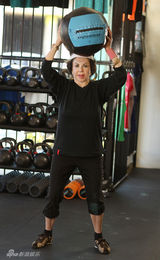 组图：史泰龙92岁母亲健身 筋肉紧实玩吊环举重