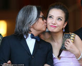 组图：威尼斯红毯赵薇艳粉如女王 郝蕾秀八字奶