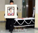 组图：韩女团Ladies' Code成员权梨世遗憾离世 亲友含泪送别