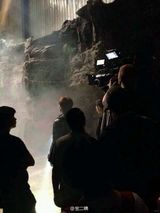 组图：网曝李易峰拍古剑宣传片 穿越盗墓现场