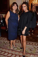 组图：贝嫂小黑裙亮相时装周 与时尚女魔头合影