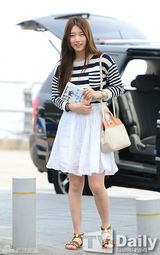 组图：MissA秀智现身机场 白裙清纯无敌