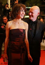 组图：《归来》戛纳首映 巩俐气场强大如女王