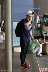 组图：平安现身机场显疲惫 不顾形象狂啃汉堡