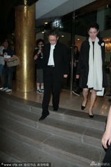 组图：施南生悼念好友何佐芝 拒回应徐克绯闻