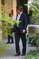 组图：塞隆黑衣平底鞋就医疑怀孕 西恩潘当爹？