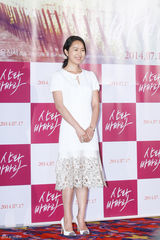 独家：韩星尹珍睿镂空白裙出席试映显优雅